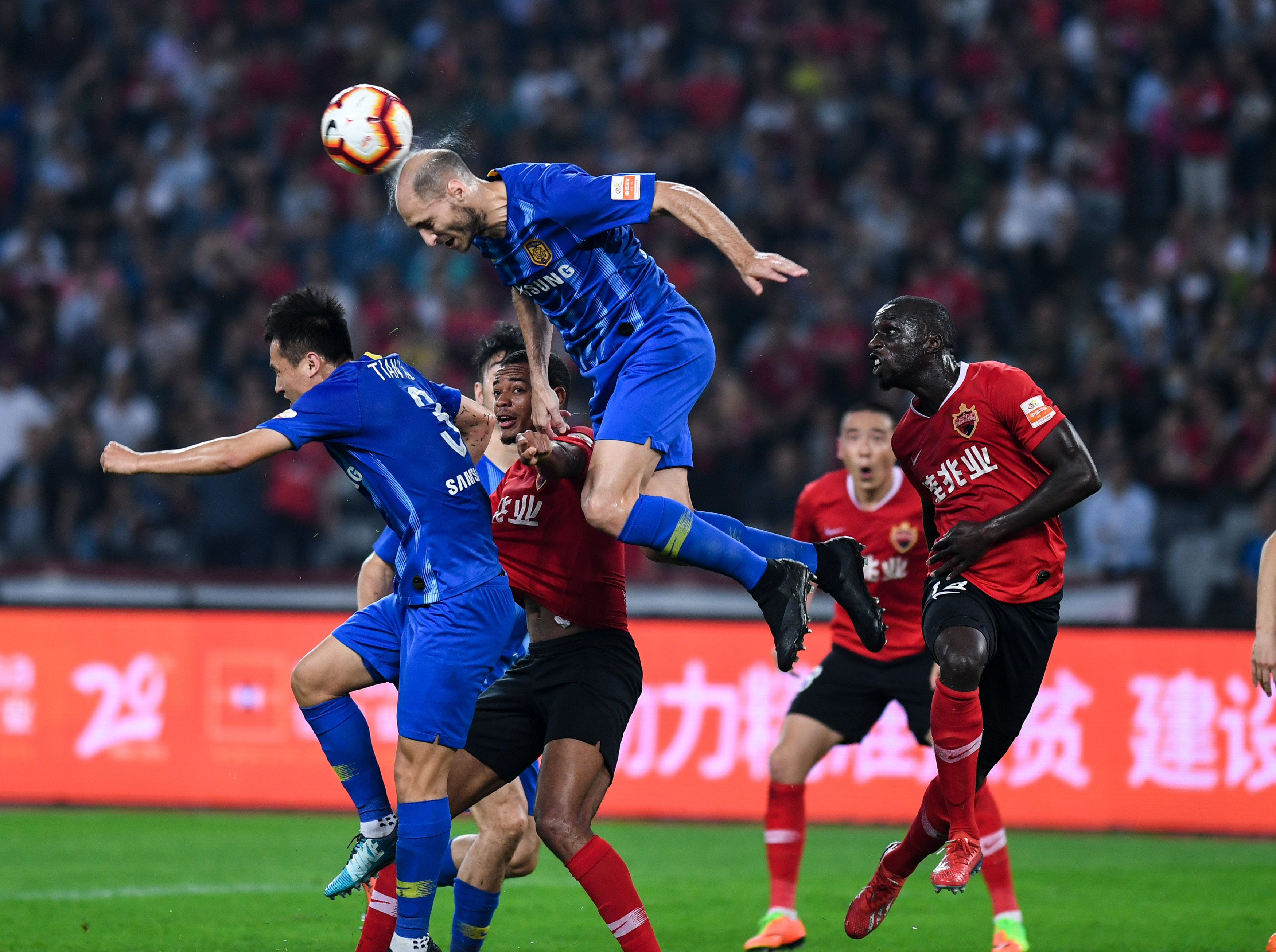 C7-足球比赛绝佳表现：中超球员展现出色技术，引爆球迷热情的简单介绍