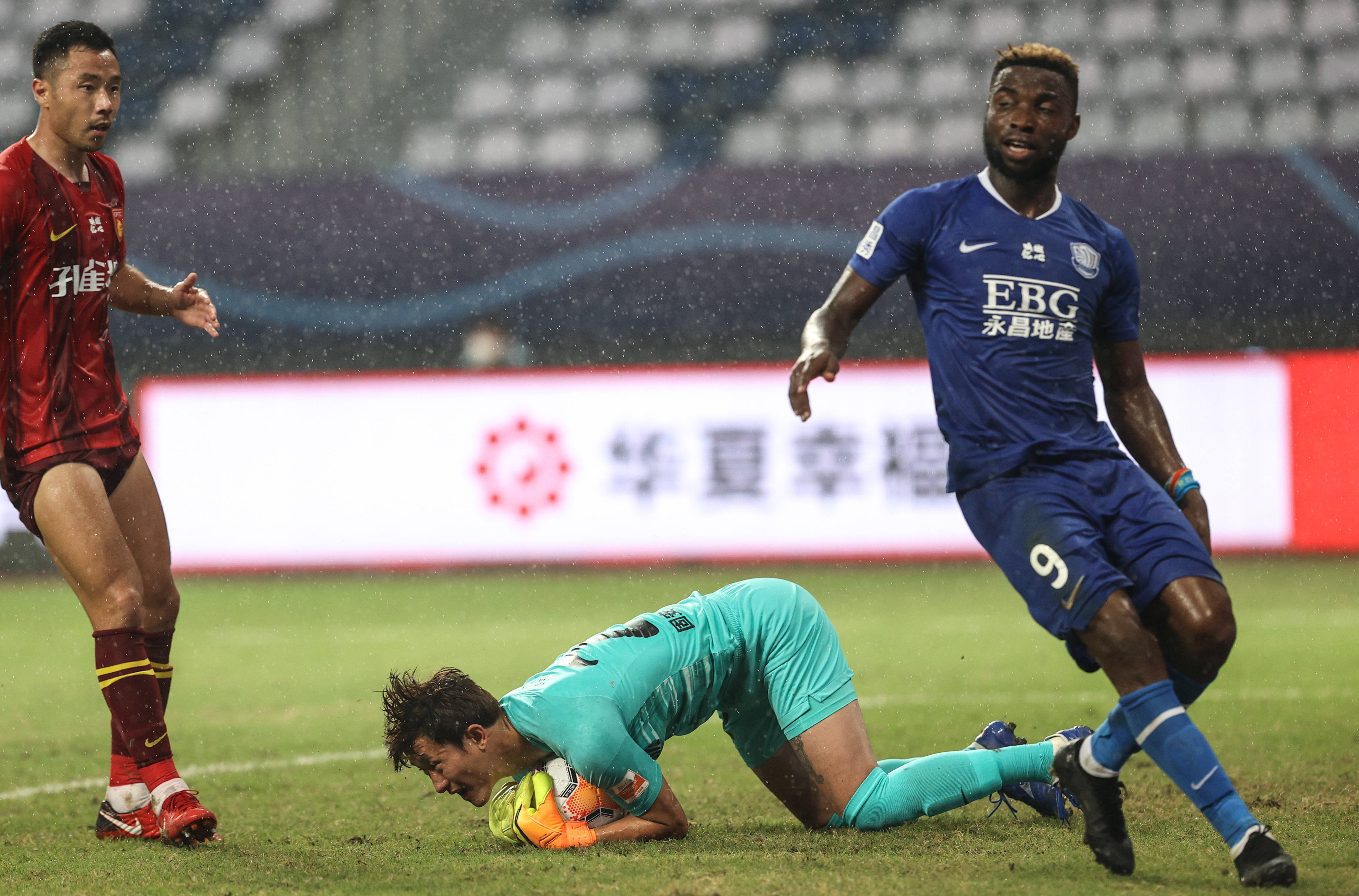 包含河北华夏幸福客场战平上海申鑫，稳住局势的词条